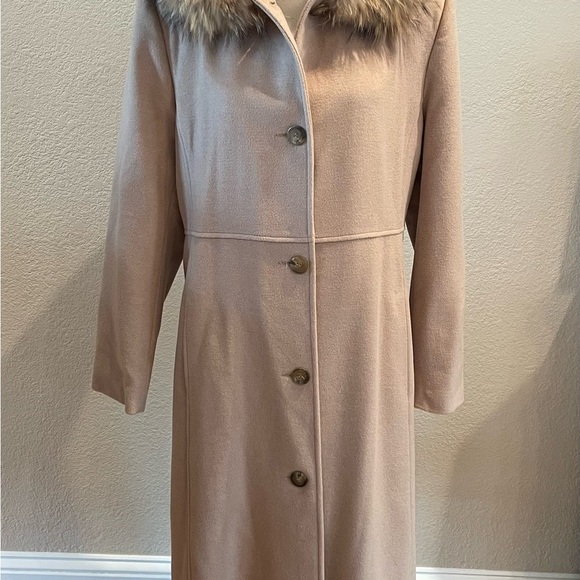 Elegant Vintage Tan Coat with Fur Collar - Picture 1 of 7